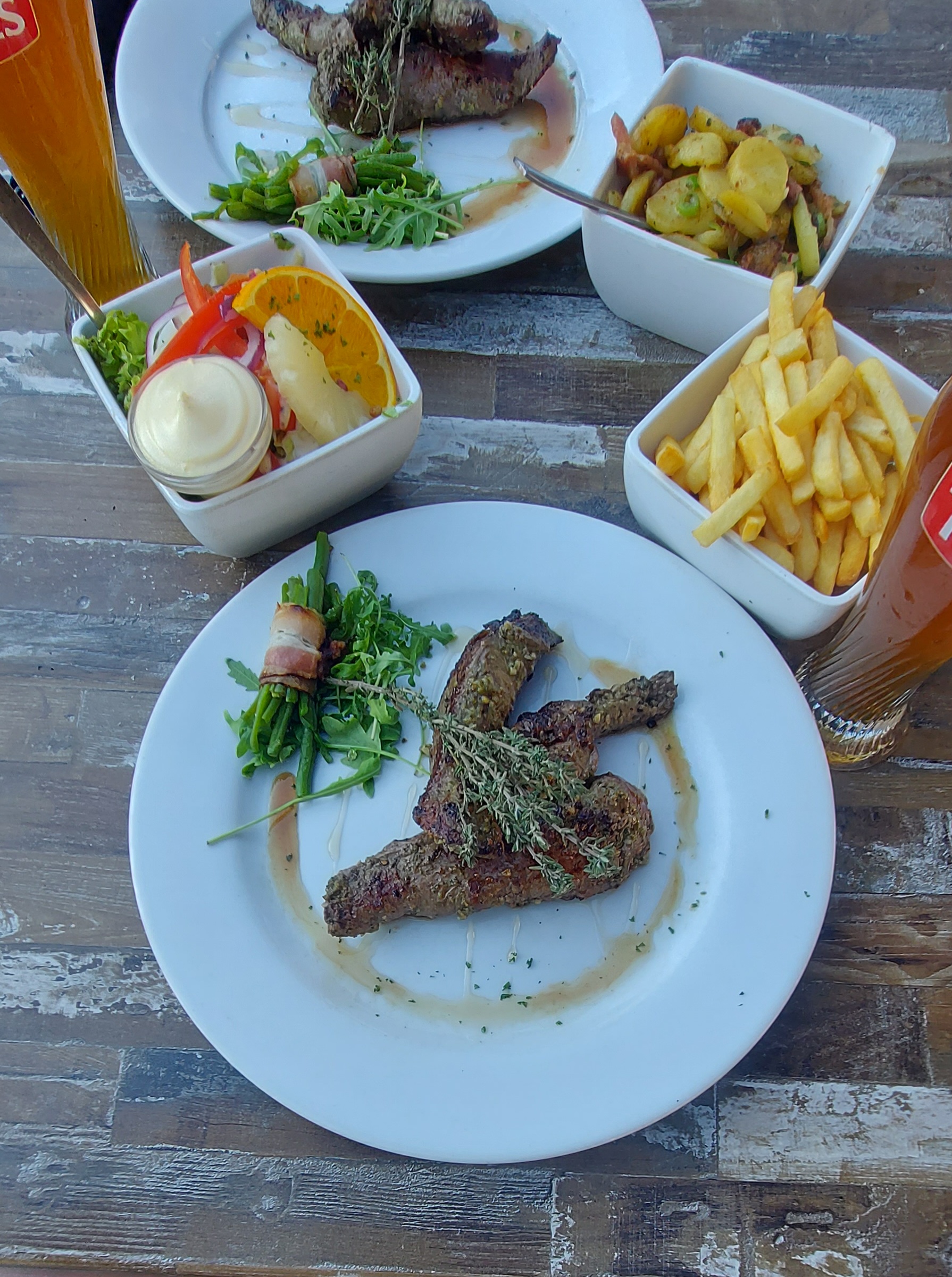 Vleesgerechten met salade en friet op tafel bij Full House